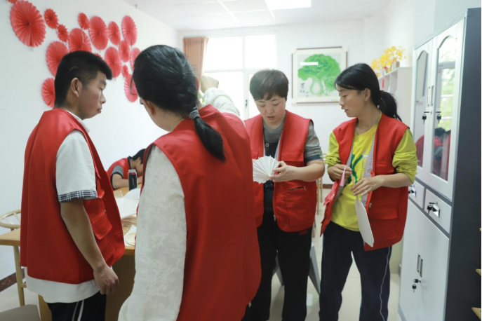 未来：济莱特校、莱芜宏博康养中心校企融合展新篇PG麻将胡了2模拟器校企携手展成果匠心巧手绘(图1)